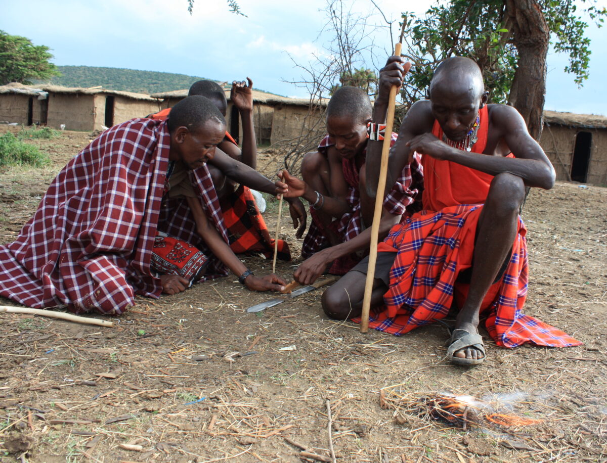 Los mayores (sabios) de una tribu Masai nos enseñan a hacer fuego en Kenya